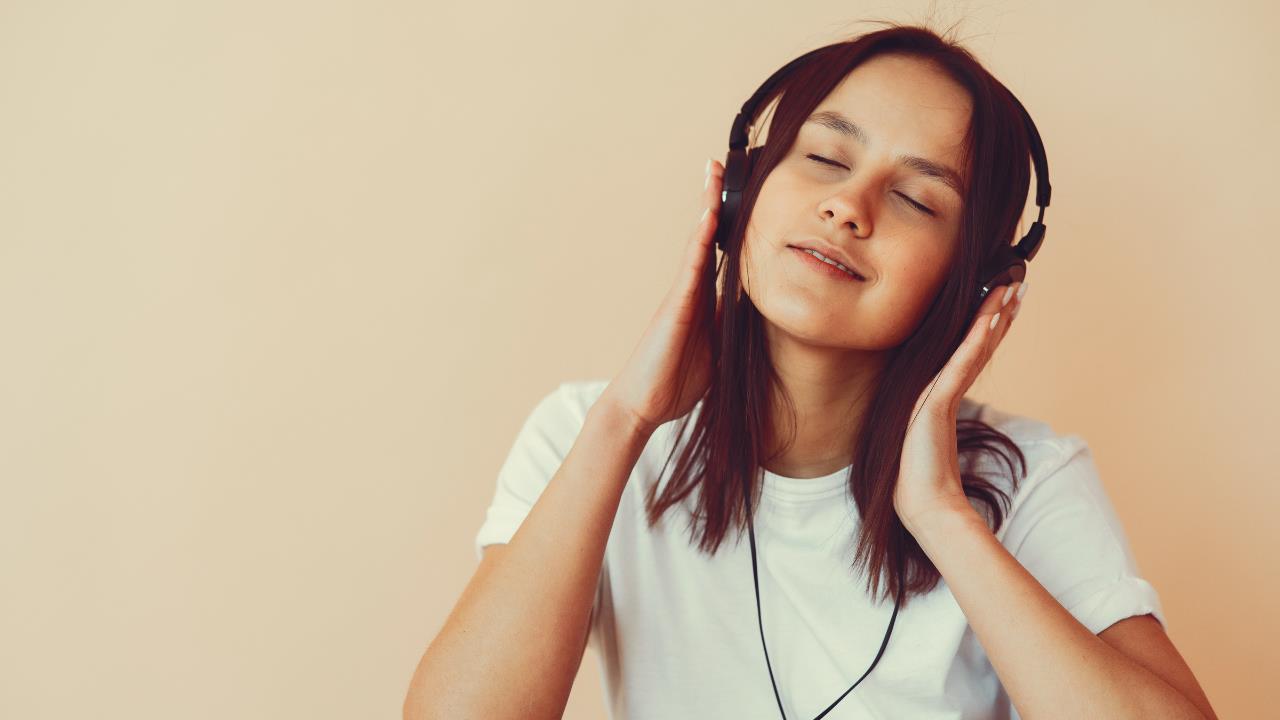 Lo dice la ciencia: el género musical que escuchan las personas inteligentes, alegres y creativas 